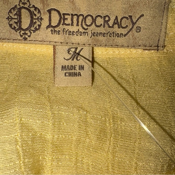 Democracy Yellow Button Down Top with Adjustable Sleeves NWT - Picture 4 of 11